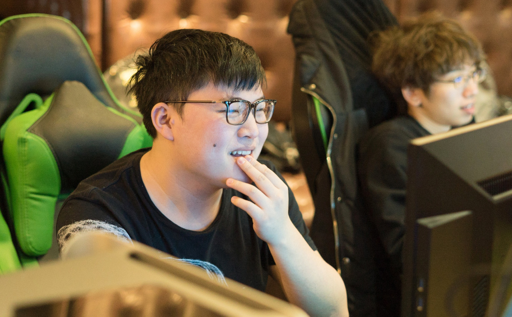 趣体育APP下载-Uzi在SKT比赛中高光表现波尔图冲刺阶段门线救险，关键时刻浙江稠州临场应变都惊呆了 